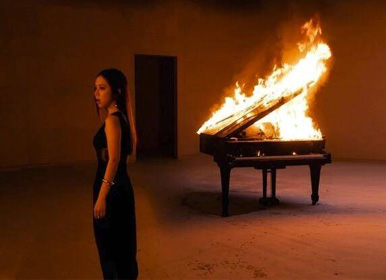 火烧钢琴超惊险！邓紫棋