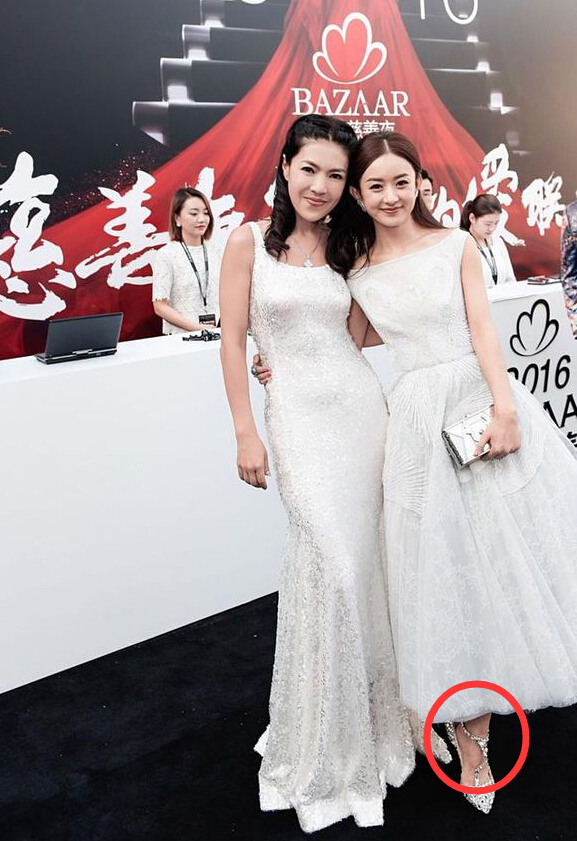 活在别人微博里的赵丽颖 果真是装逼卖萌显脚小