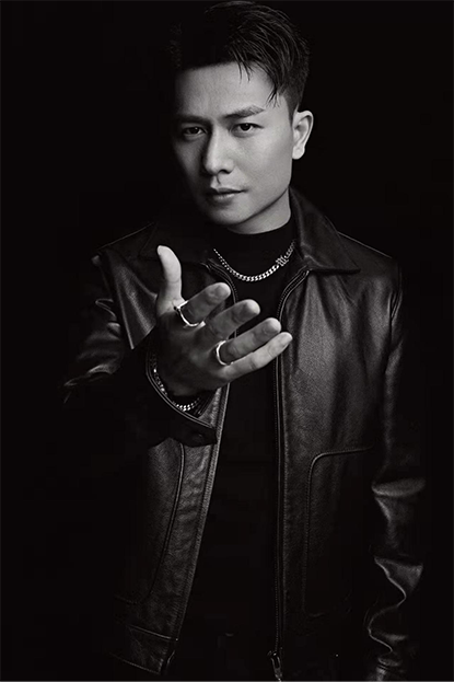 欢子2022最新写真眼神坚毅黑白风尽显硬汉之气