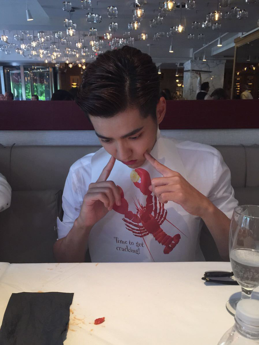 吴亦凡拍照为啥总是死鱼脸?原来他咧嘴笑见不得人啊